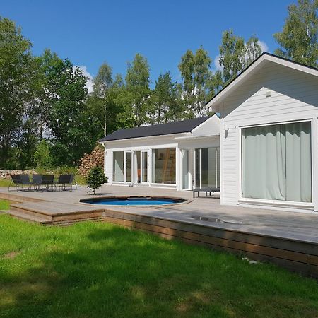 Cabin In The Forest With Spa Bath Västra Torup Екстериор снимка